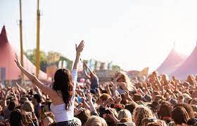 Pourquoi les festivals ont-ils autant de succès chez les jeunes ?